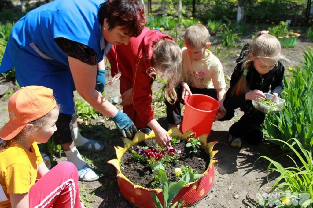 люди трудятся в саду. детям о труде. огород для детей. труд несовершеннолетних. школьники на даче.