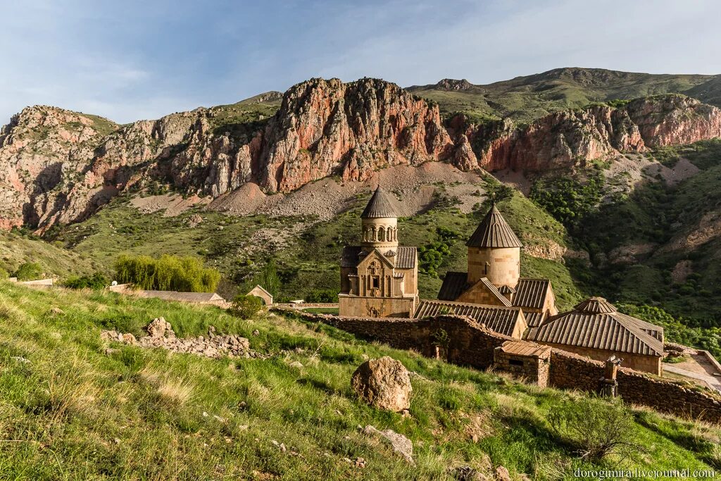 Монастыри еревана. Гарни Гегард Армения. Монастырь Гегард Армения. Гарни Гегард в Армении Церковь. Монастырский комплекс Гегард.