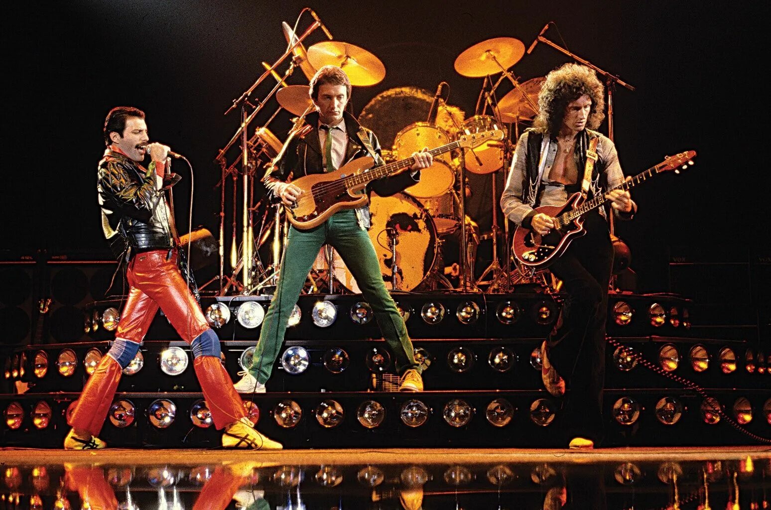 Queen слушать в качестве. Рок группа куин. Музыканты группы Квин. Группа Queen 1980 Concert. Англия Квин группа.