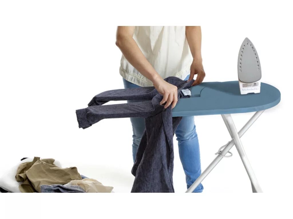 Глажка белья. Гладильная доска bf091e. Sc5 керхер с гладильной доской. Девочка гладит кошку. Гладильная доска.