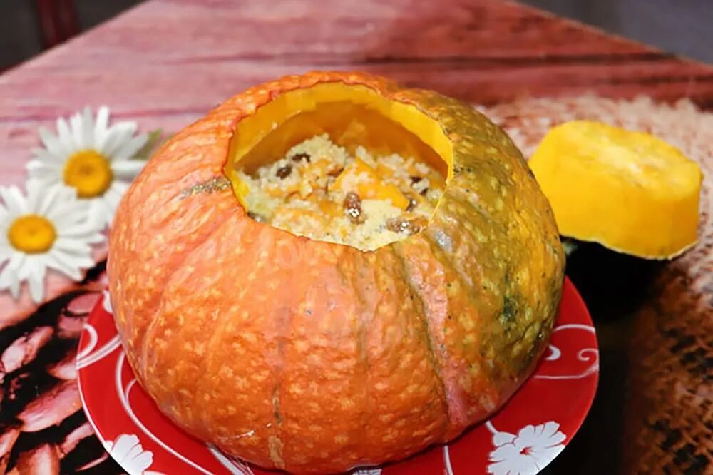 Тыква с пшеном в духовке. Пшённая каша с тыквой на молоке. Пшенная каша в тыкве в духовке. Пшенная каша с тыквой. Пшенная каша с тыквой и курагой.