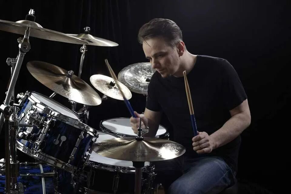 Gavin Harrison Drums. Грегори Коулман барабанщик. Барабанщик foals. Барабан играть музыка