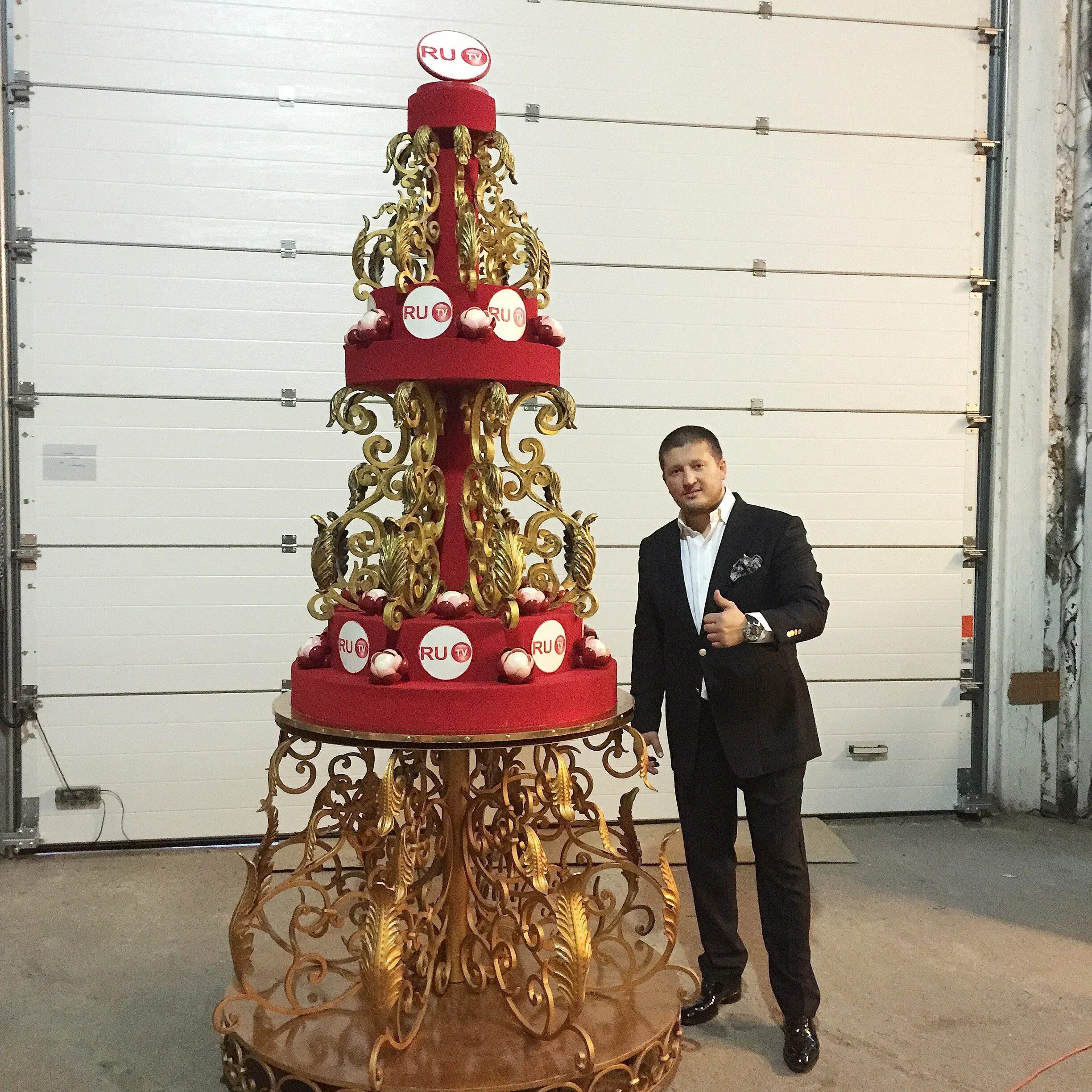 Кондитер ренат агзамов. Агзамов самый дорогой торт. Агзамов самый дорогой торт. Ренат агзамов дворец цвингер. Агзамов самый дорогой торт.