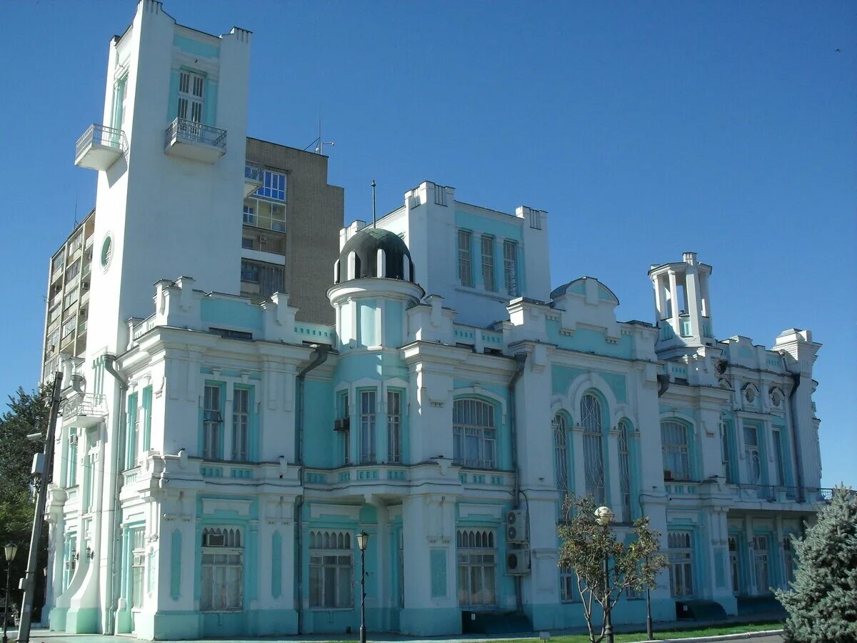 здание биржи астрахань. биржа астрахань. здание дворца бракосочетания астрахань. биржа астрахань. астрахань здание с зеленой крышей.