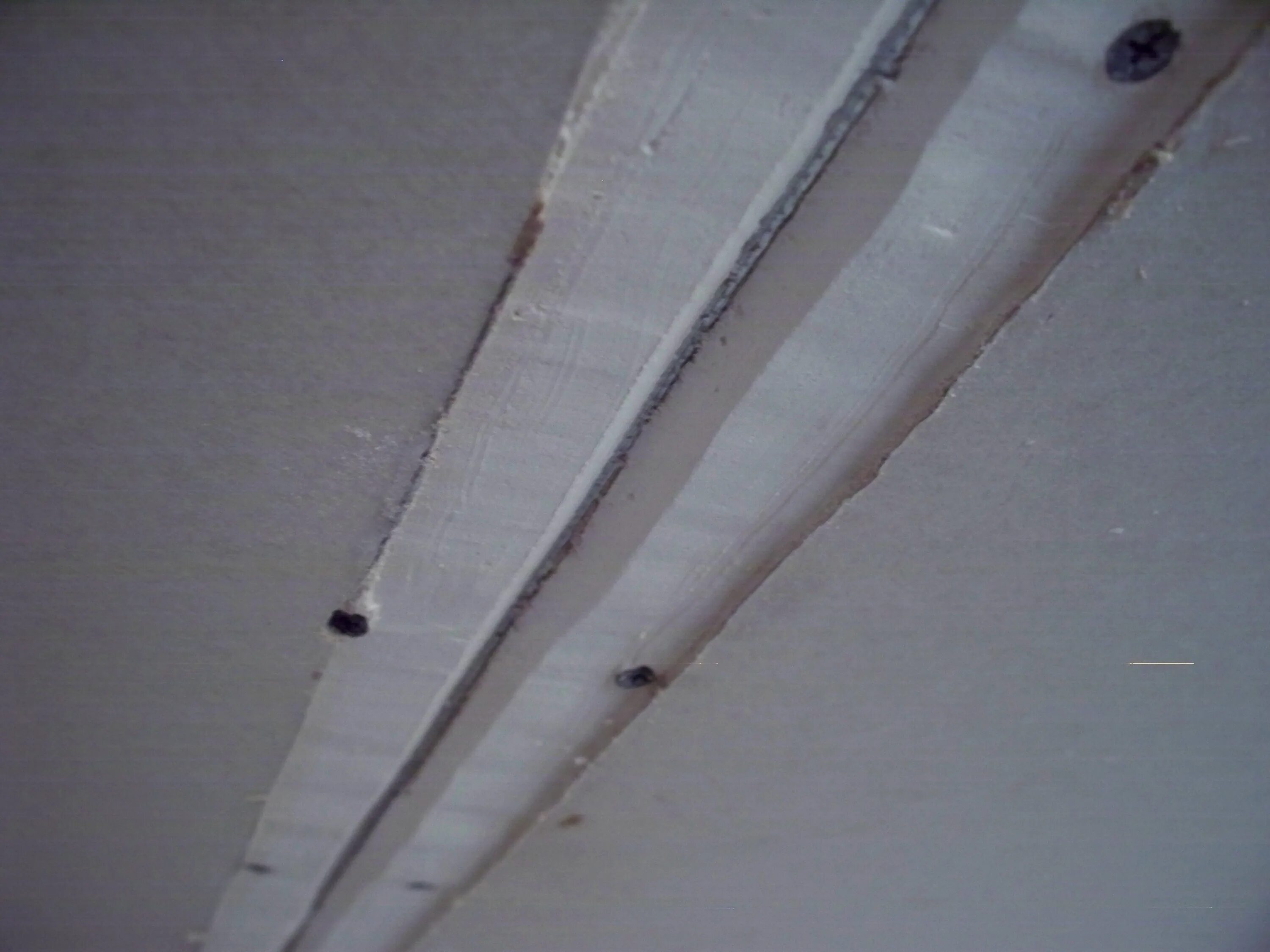 Расшивка для трещин в гипсокартоне. Стык гипсокартона 45 градусов. Стыки гипсокартона на потолке. Трещины на гипсокартонном потолке.