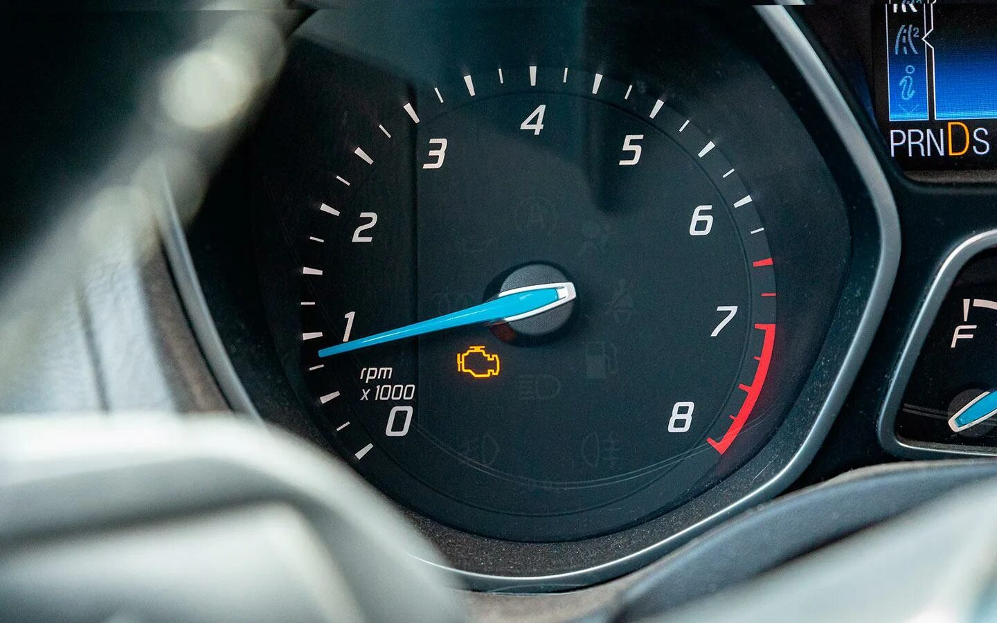 Лампочка двигателя. Автомобиль check engine. Чек на приборке. Чек аккумулятора на приборной панели. Почему горит скорость