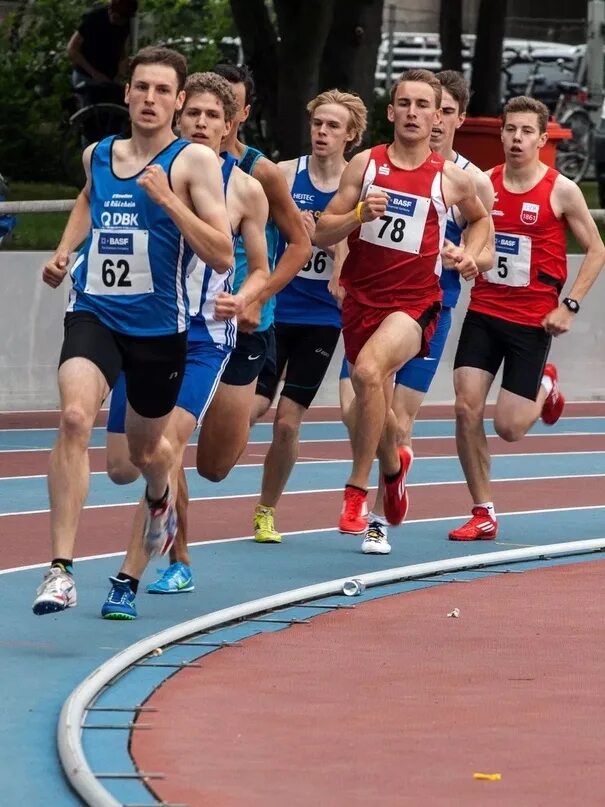 Спортсмены. Спортивный бег. Легкая атлетика. Спортивные соревнования. Эстафета мужская спартакиада