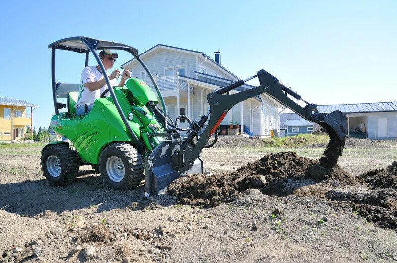 Мини экскаватор avant 220. Погрузчик Авант 220. Трактор Авант 220. Авант трактор мини погрузчик. Мини тракторы с ковшом