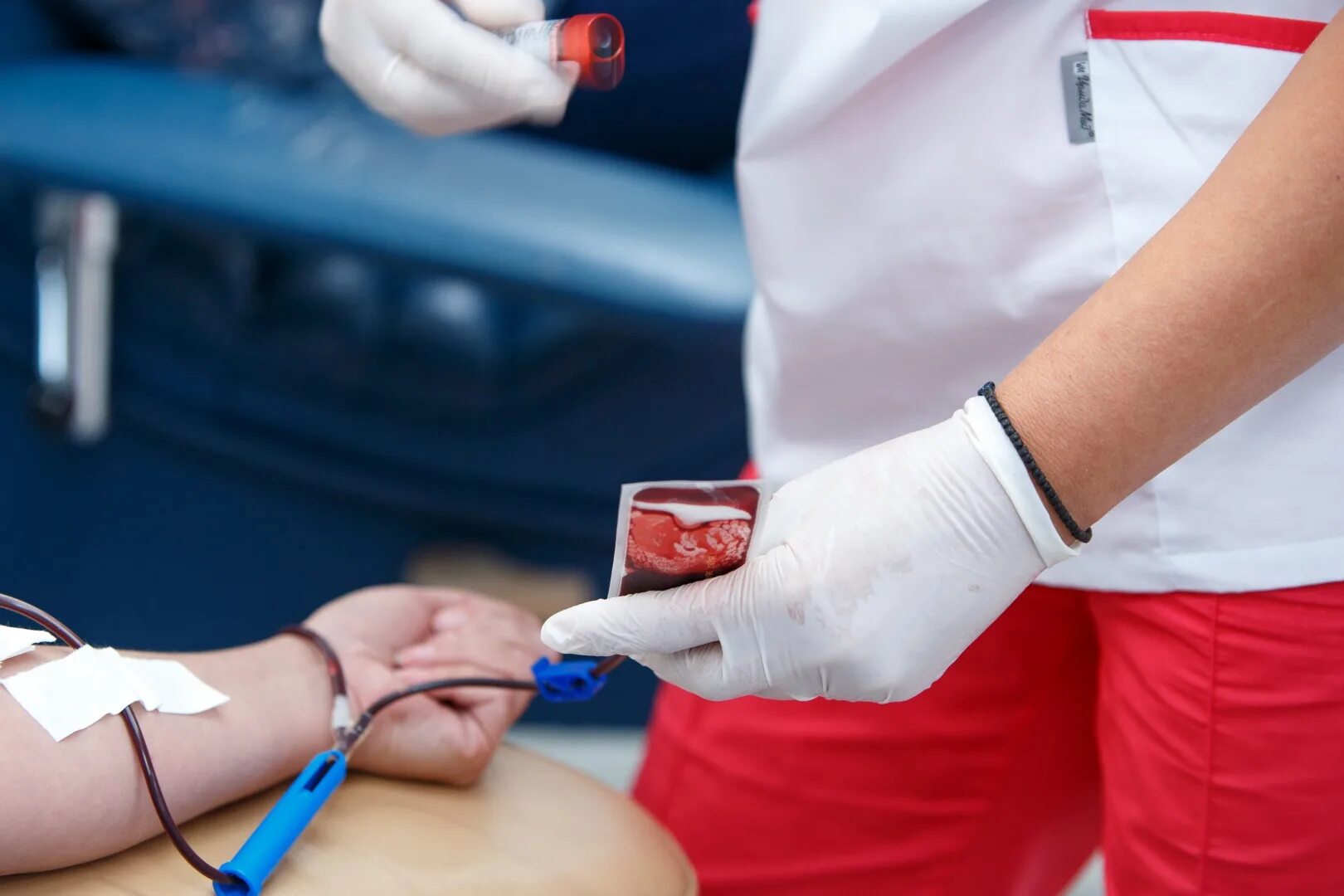 Донорство ставрополь. Донорство цельной крови. Переливание крови пациенту. Переливание крови донорство.
