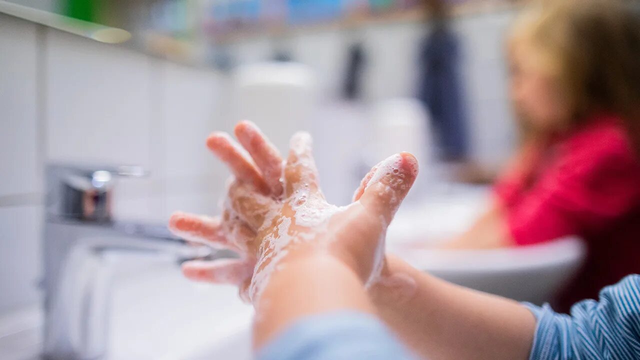 Мытье рук для детей. Чистые руки для детей. Ребенок моет руки. Дети моют руки в детском саду. Видеоуроки моем руки