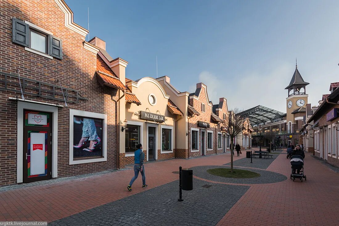 Аутлет сторис. Аутлеты кейптаун. Магазин секция в гуме. Franciacorta аутлет милана. Бренд стори.