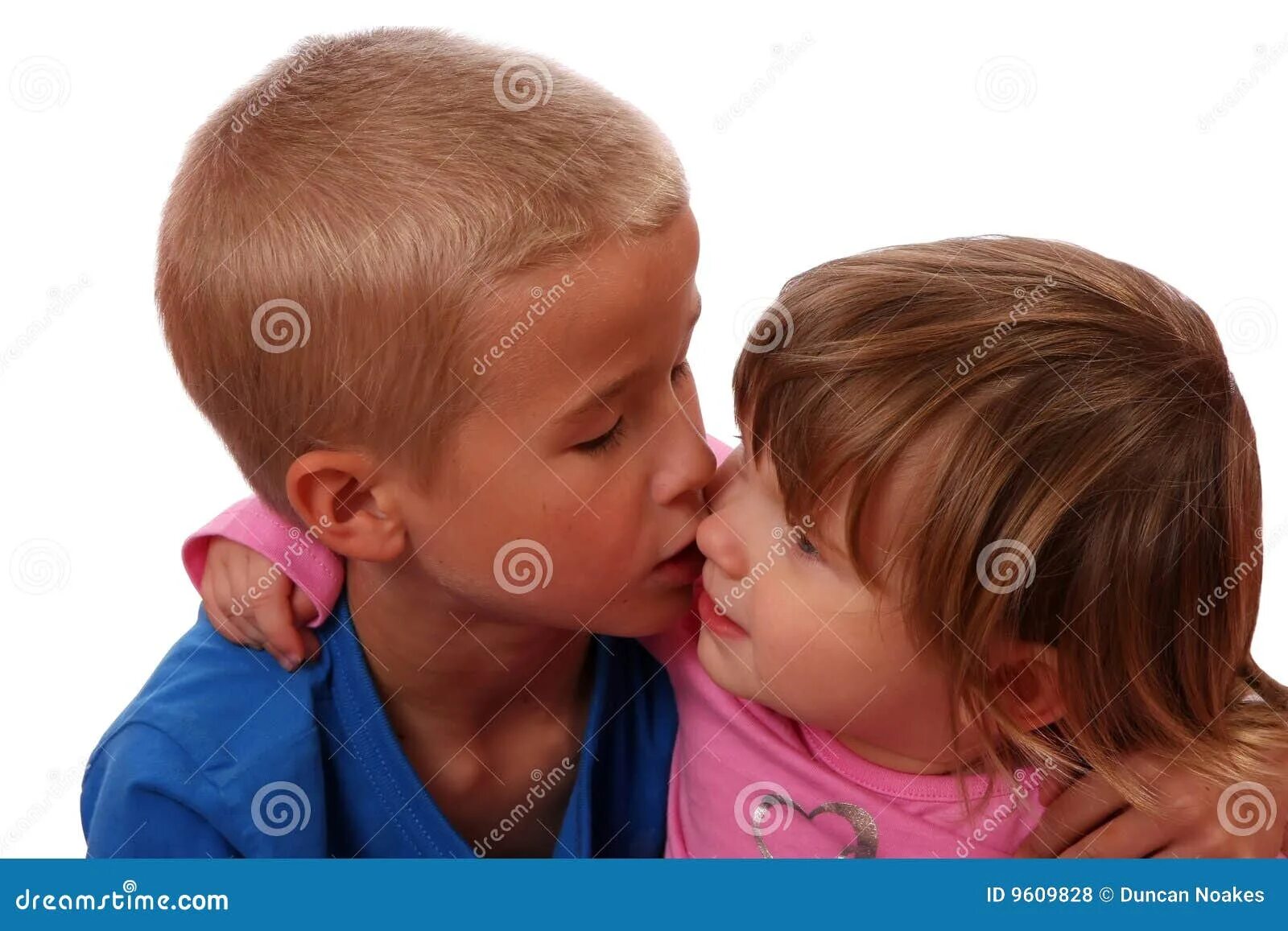 Отсосала другу брата. Старший брат целует младшего. Мальчик целует брата. Сосание девочки мальчиком. Дети отсасывают друг другу.