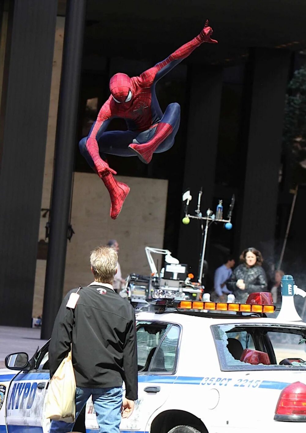 Тоби магуайр человек паук поезд. Где снимался человек паук. Эндрю гарфилд на съемках человека паука 1. Тоби магуайр человек паук 2002. Спайдермен 2 фильм.