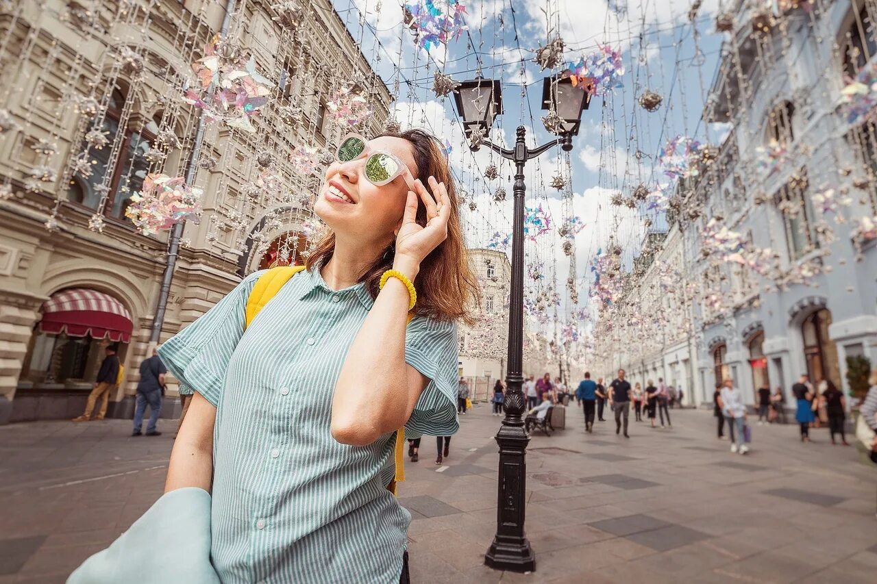 Девушки на Арбате. Девушка на Арбате в Москве. Музыканты на Арбате. Идеи фото на Арбате. Московский сток