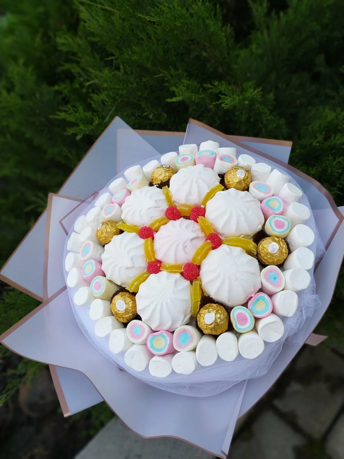 сладкий букет из зефира. букет из маршмеллоу и ферреро роше. букет с маршмеллоу и зефиром. конфеты из зефира. букет из зефира и мармелада.