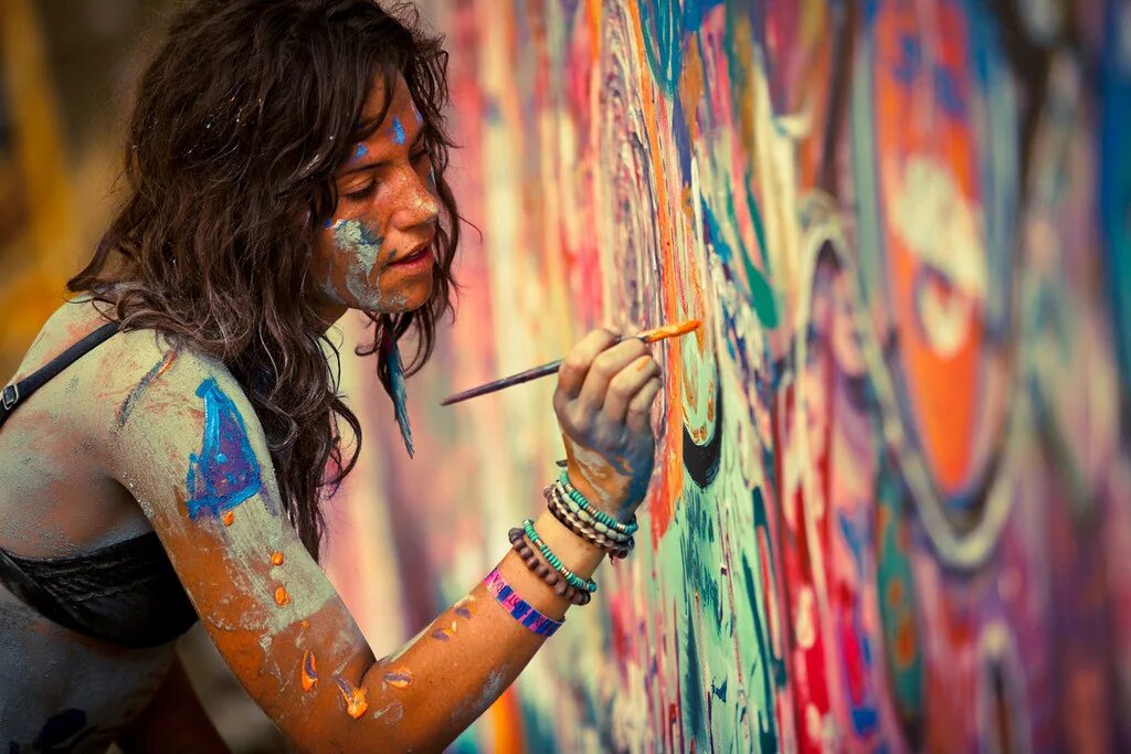 А художник рисует краски. Творческий человек. Творческие и креативные люди. Самовыражение в искусстве. Человек в краске.