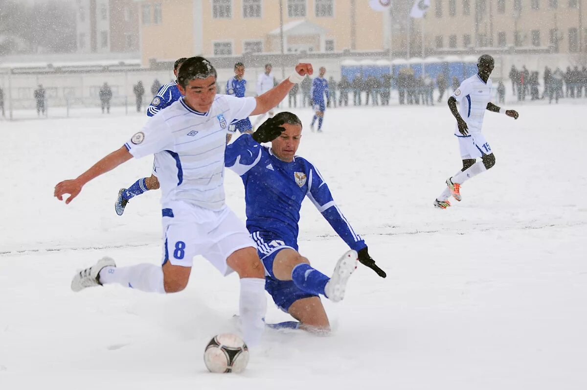 Игра зимний футбол. Зимний футбол. Футбол на снегу. Футбол зимой. Зимний футбол на снегу.