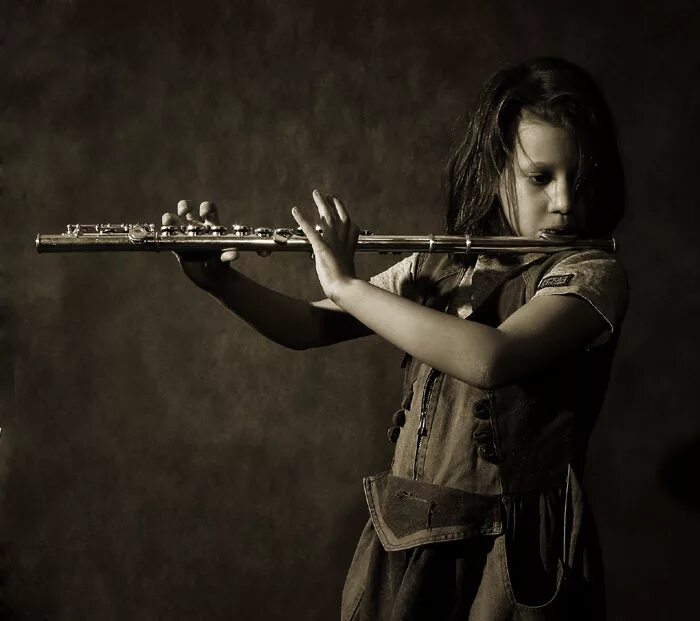 Играющий на флейте. Флейтист. Девочка с флейтой. Военный флейтист. Девушка с флейтой.