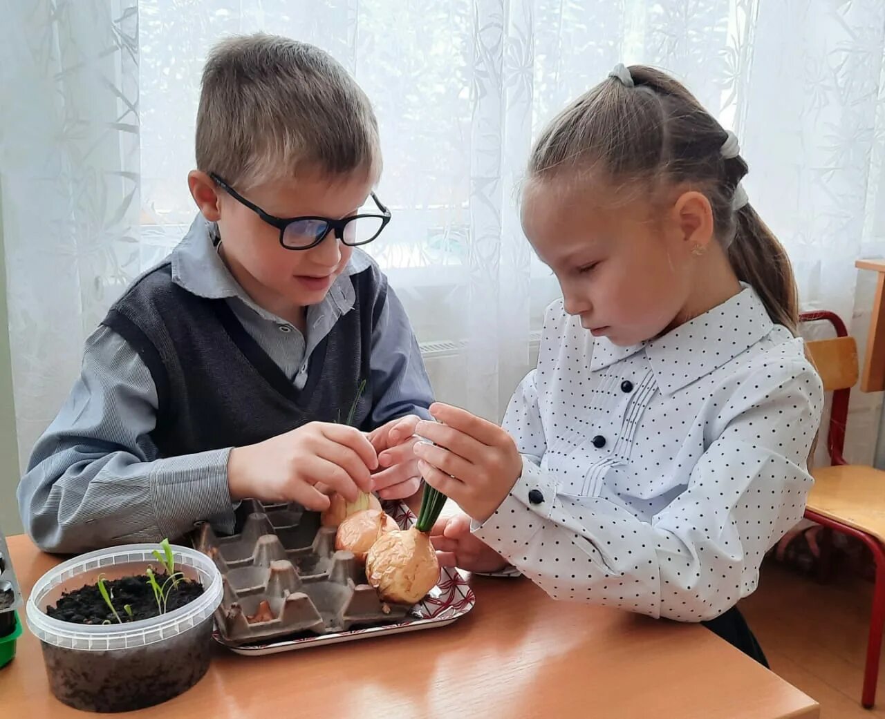 мимика слабовидящие дети. дом слепых детей. дет дом для слепых детей. сергиев посад дом интернат слепоглухих. слабовидящие глухие дети.