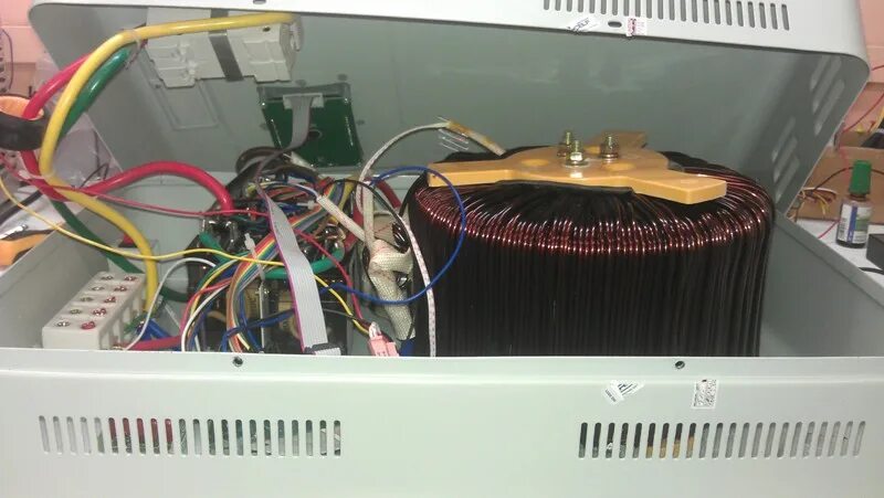 Щетки для стабилизатора sdw-10000-d. Почему выключается стабилизатор. Стабилизатор напряжения эра sta 1000. 3 вольта микросхема. Стабилизатор напряжения rucelf трехфазный 30 квт.