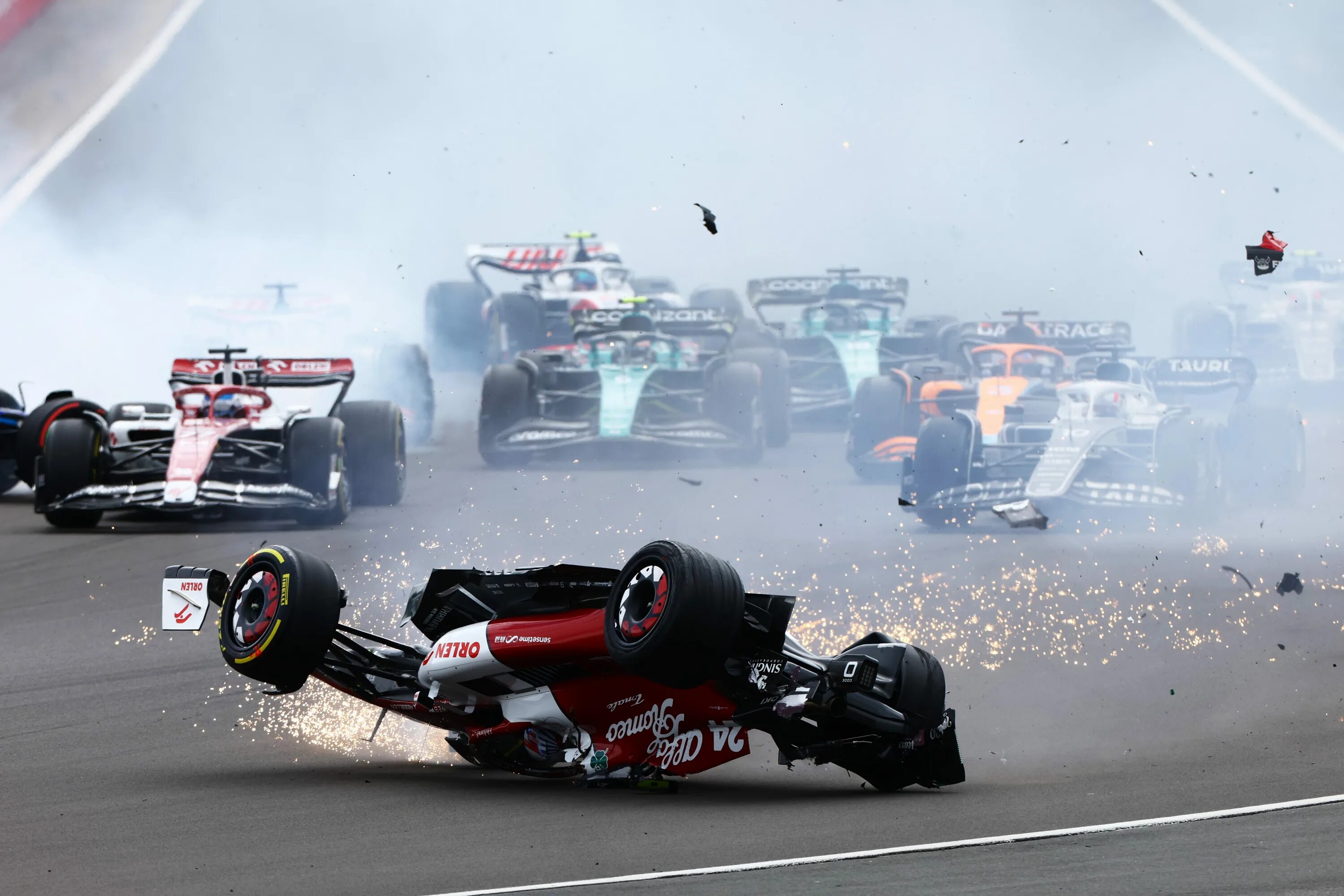 Чжоу формула 1. Гран при Великобритании 2022. F1 crash 2022. Zhou crash f1.