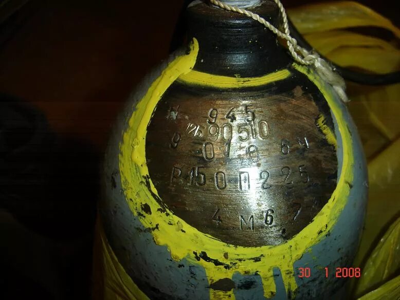 Клеймо на баллоне. Клеймо на баллонах с газами. Маркировка кислородного баллона освидетельствование. Баллон углекислота поверка. Зеленая бирка на вентиле аргона.