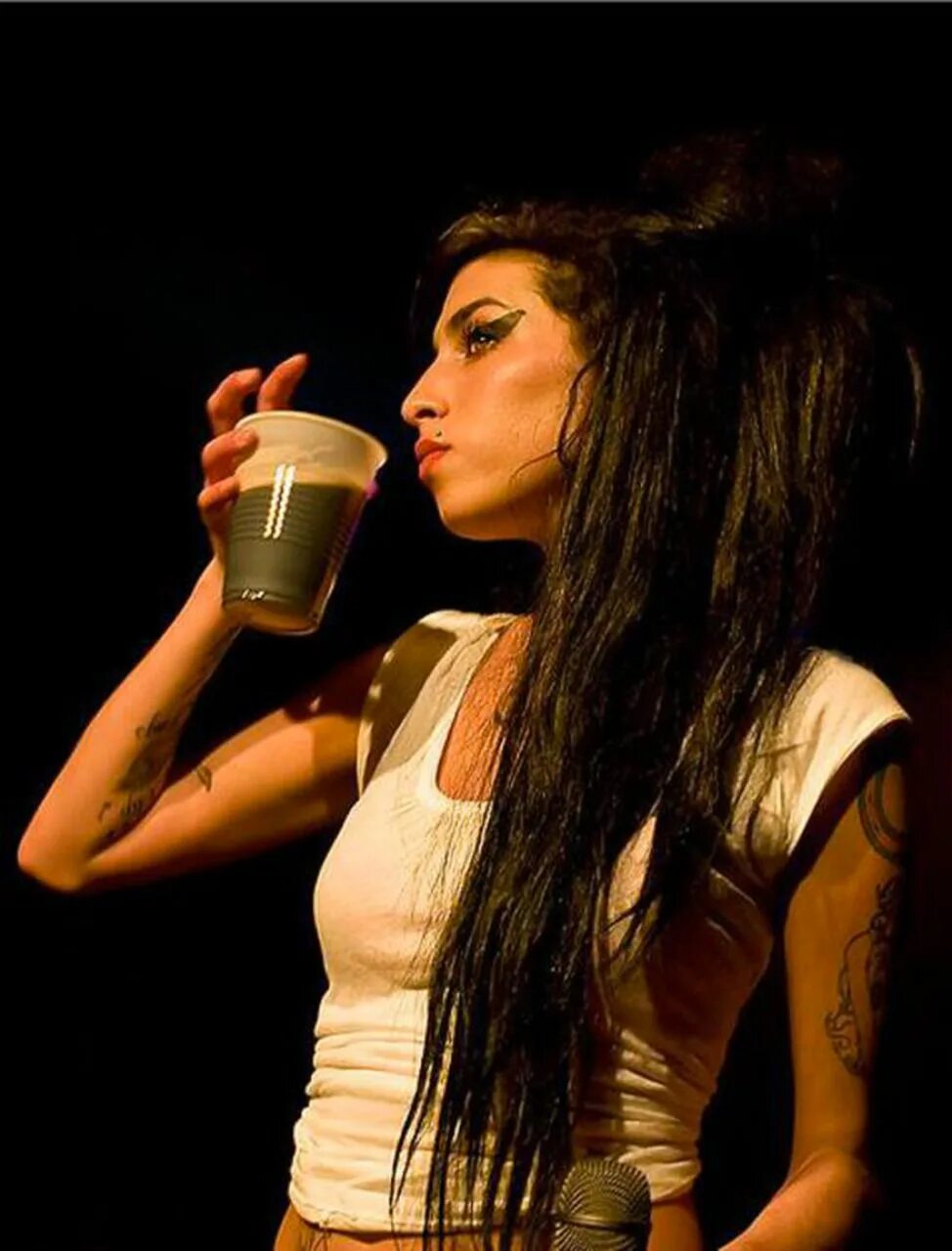 Sing drink. Эми Уайнхаус. Amy Winehouse Black and White. Amy Winehouse чб. Эмми вайн Хаус бэк ту Блэк.