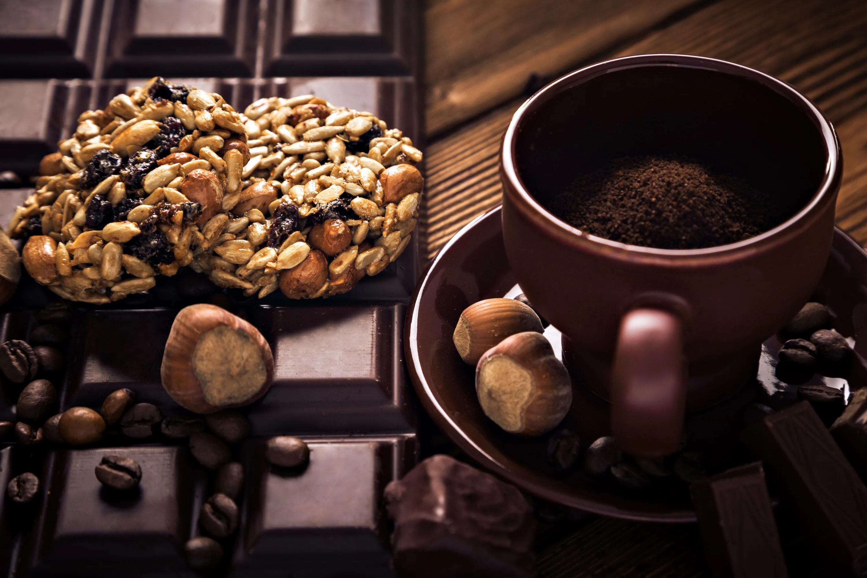 Чашка кофе. Кофе и шоколад. JHT[dsq rtrjat. Кофе шоколад орехи.