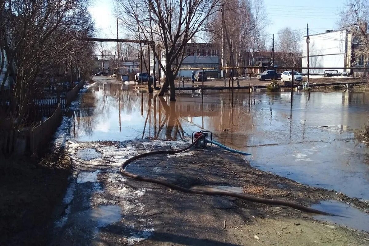 Потоп в частном доме. Затопленное село. Подтопление территории. Затопленный дом. Наводнение в доме.