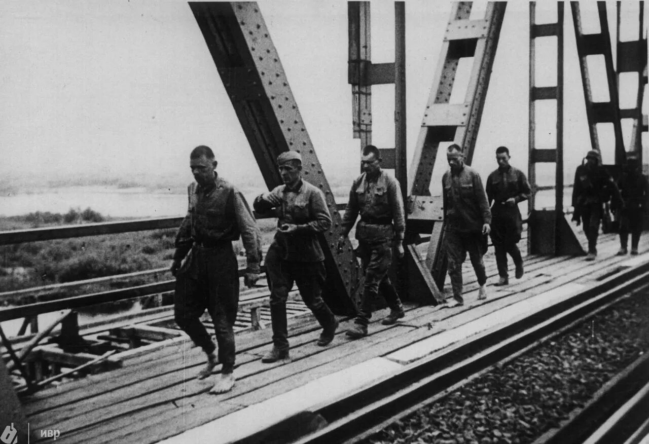 22 июня мост. Железнодорожный мост 22 июня 1941 года. 22 Июня 1941 года пленные Брест. Перемышль 1941 год 22 июня 1941.