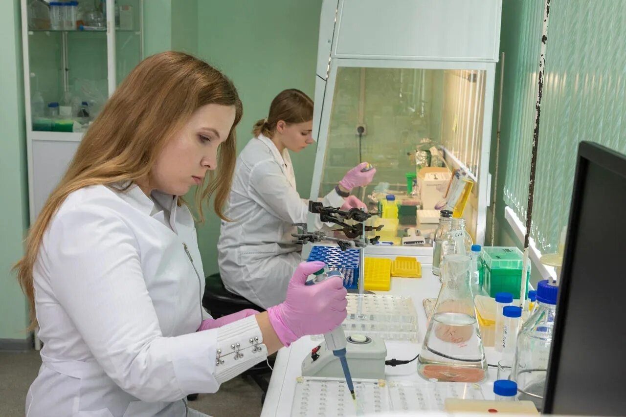 День медицинского работника в 2023. С днем медицинского работника. Медики в больнице. Врач празднует. Обследование в больнице.