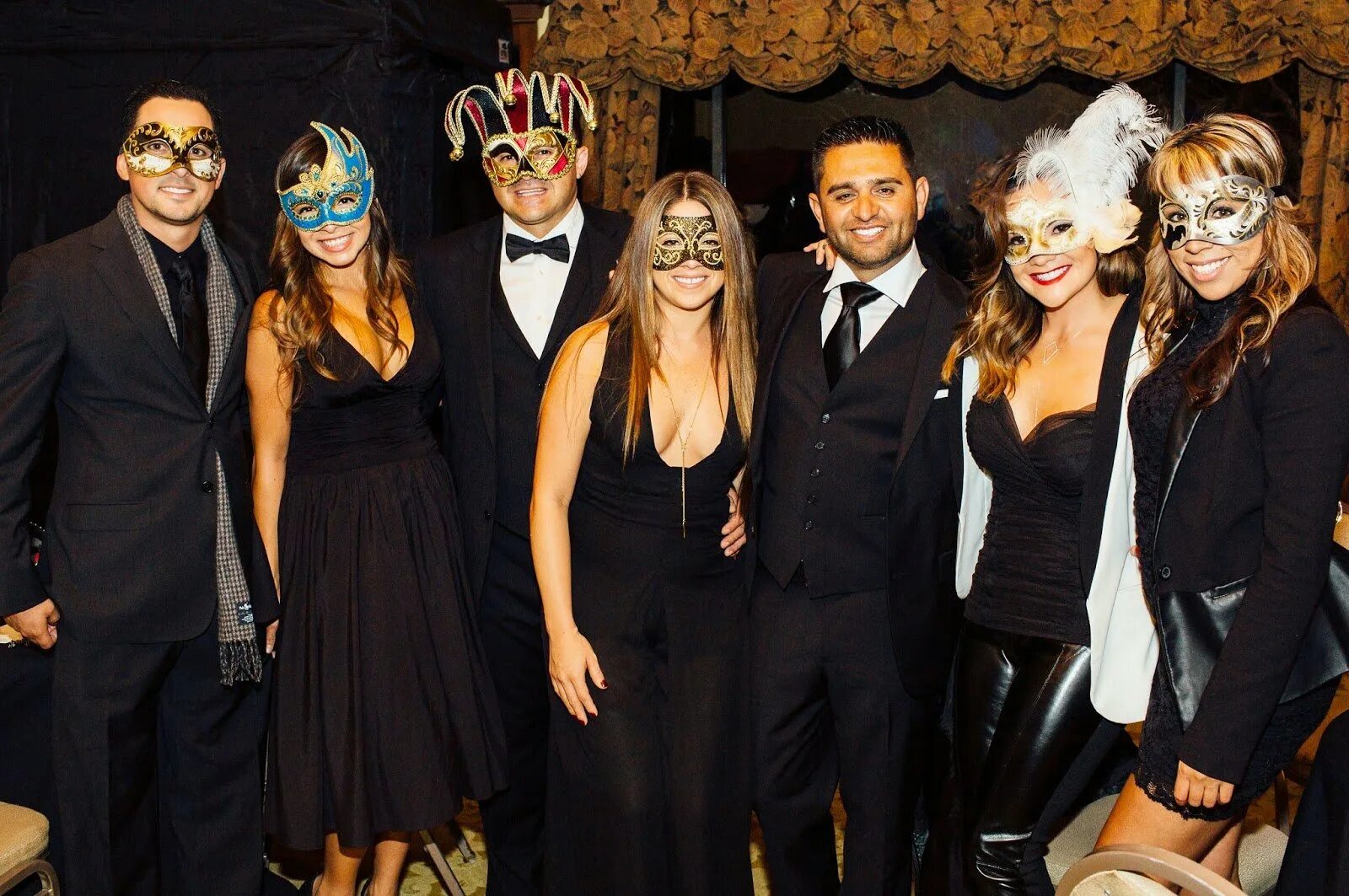 Вечеринка люди в черном. Люди в черном вечеринка. Два человека в костюмах. Костюмы mib люди в чёрном. Корпоратив в стиле маскарад.