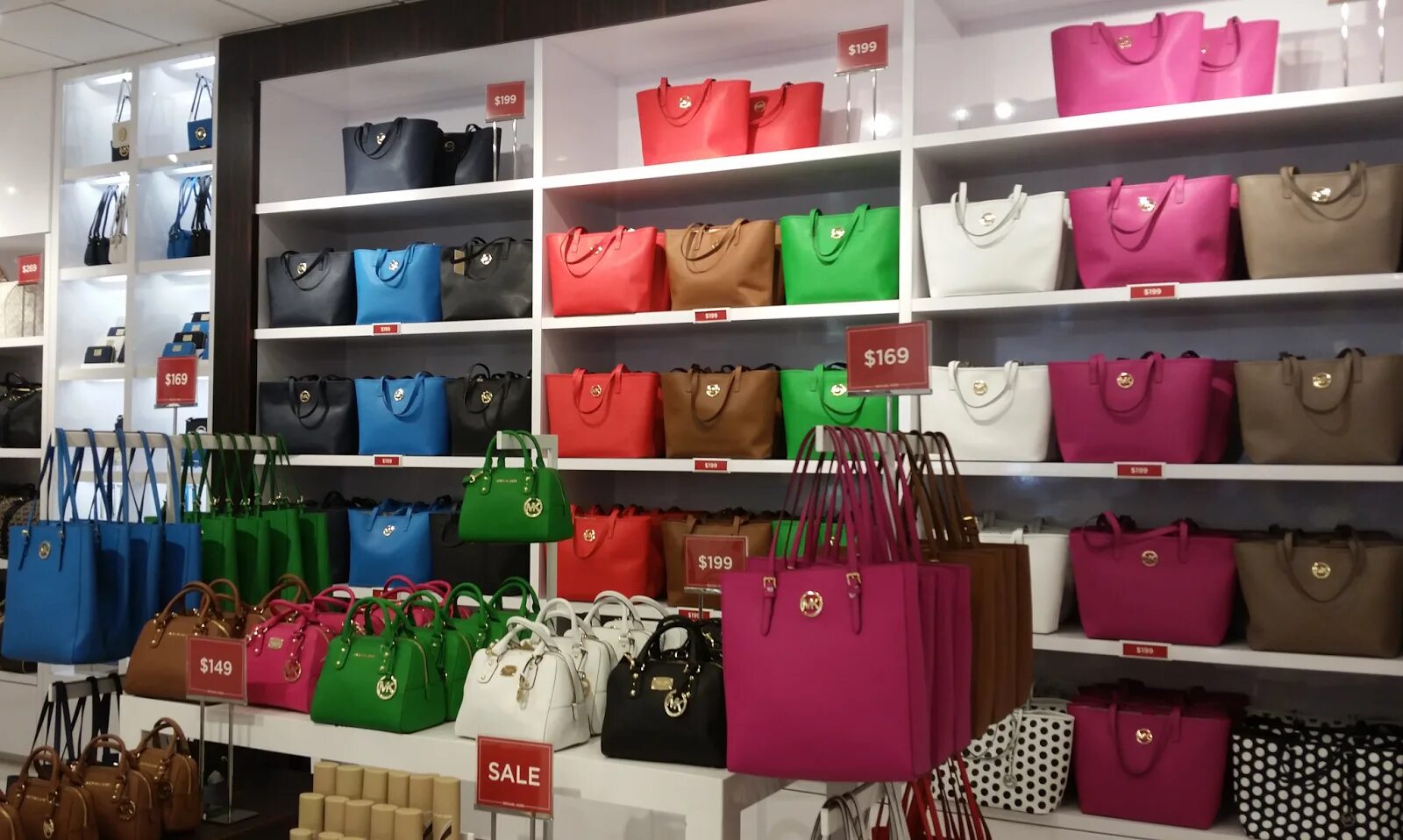 Аутлет чемоданов. Michael kors аутлет белая дача. michael kors сумки аутлет белая дача. майкл корс аутлет внуково. michael kors аутлет внуково интернет магазин.