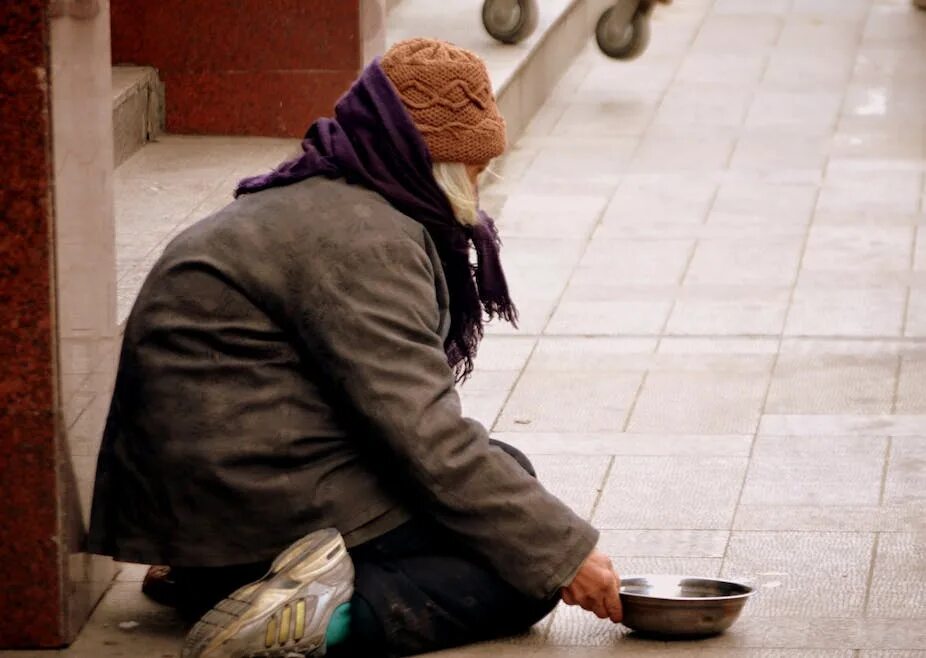 Поздравление с днем бомжа. Всемирный день бездомных. 10 Октября день бездомных. Всемирный день бездомных 10 октября картинки. Картина бедность.