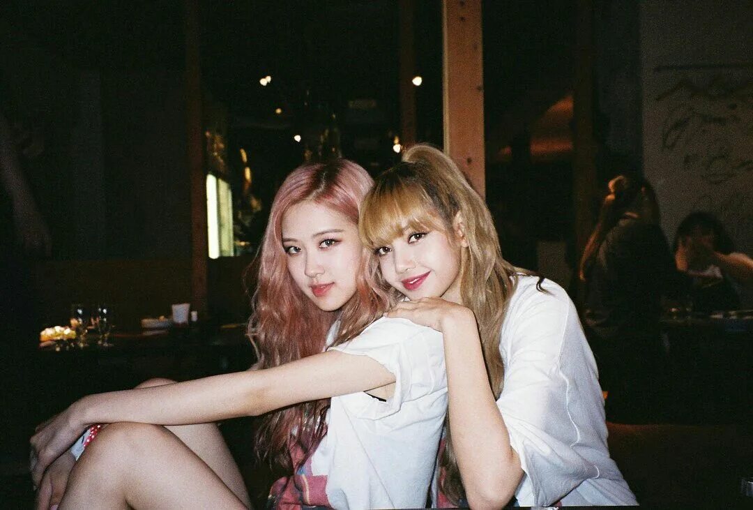 Челиса blackpink. Лиса блэк пинк 2023. Розэ и лиса black pink. Lisa blackpink. Блэк пинк лиса и розе.