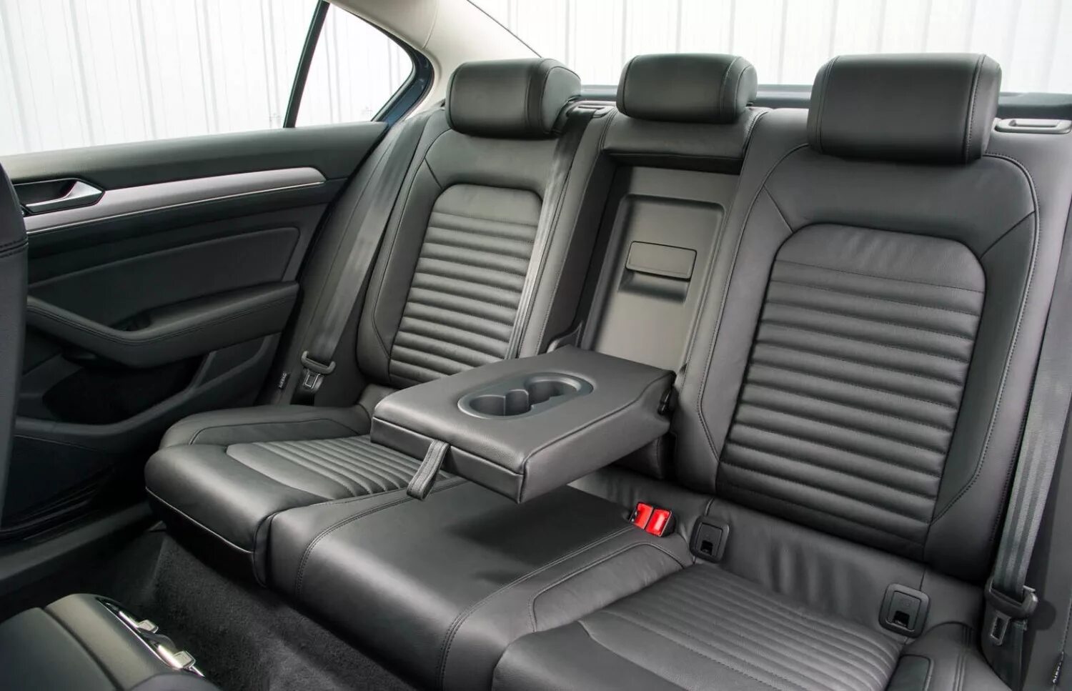 чехлы на фольксваген пассат б6. Volkswagen passat b6 салон сзади. чехлы пассат б7 алькантара. Vw passat b7 салон сзади. Volkswagen passat салон сзади.