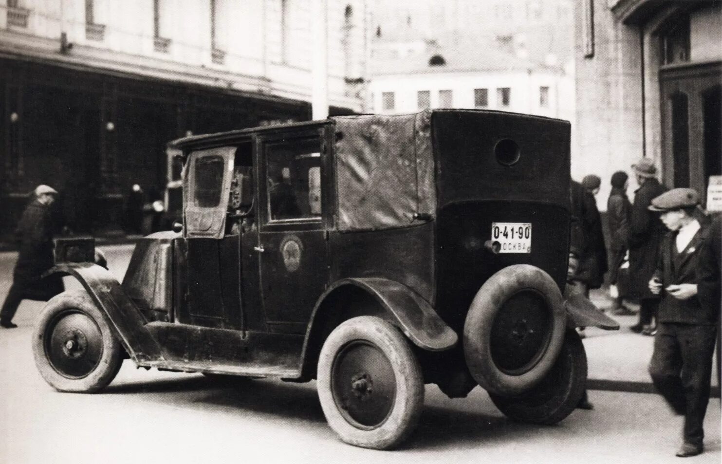 30 е июня. Рено 1925. Первые такси в Москве 1925. Таксомотор Рено 1925. В Москве появились первые такси. 21 Июня 1925.