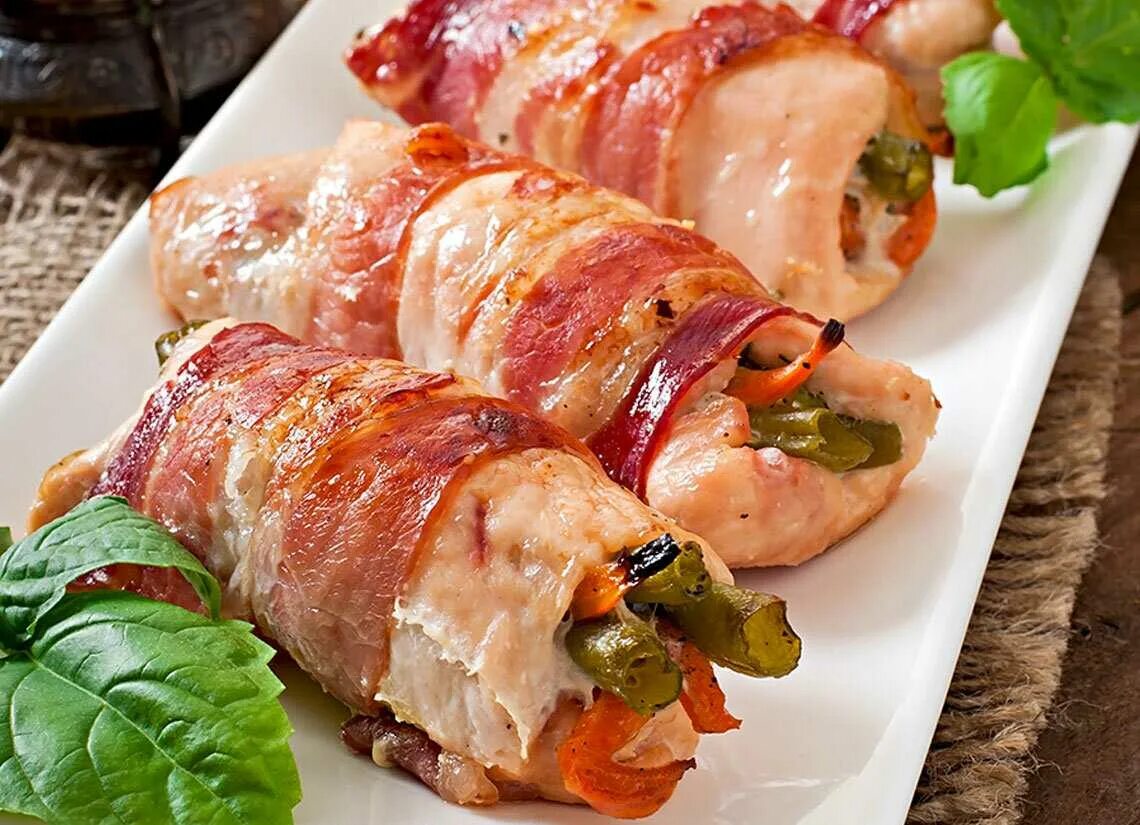 Рулет из говяжьей вырезки. Вырезка беконная свинина. Мясные рулетики из свинины. Свиной рулет в духовке в фольге. Рулет из свиной вырезки.