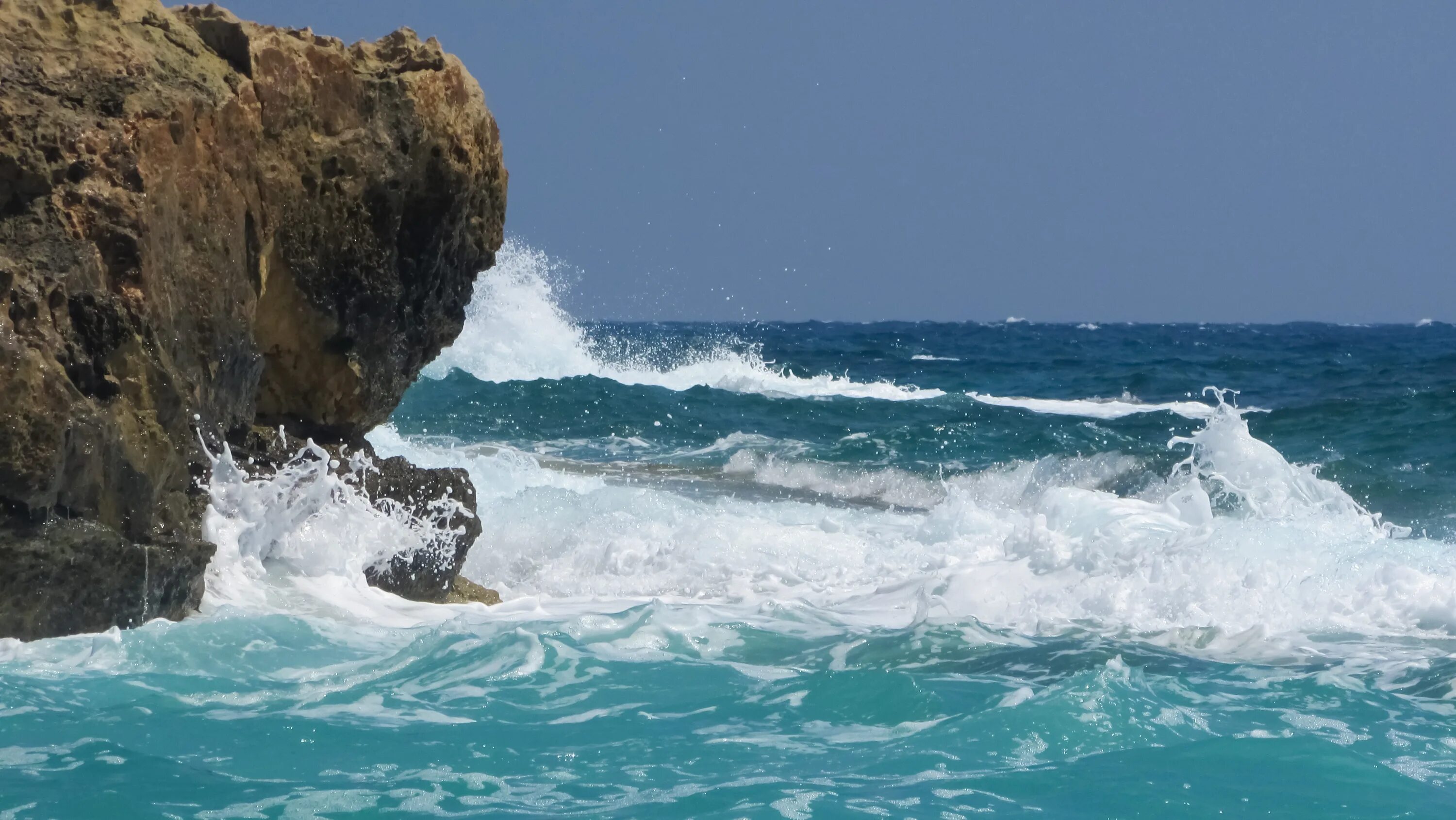 Море волны скалы. Море с волнами на Кипре. Волны бьются о скалы. Волны бьются о камни.