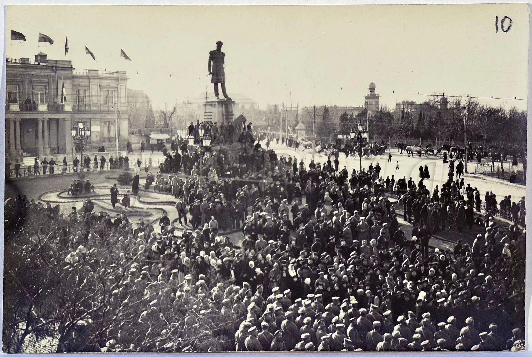 Митинг 1917. Площадь Нахимова Севастополь 1917. Памятник Нахимову в Севастополе до революции. Революция в Севастополе 1917.