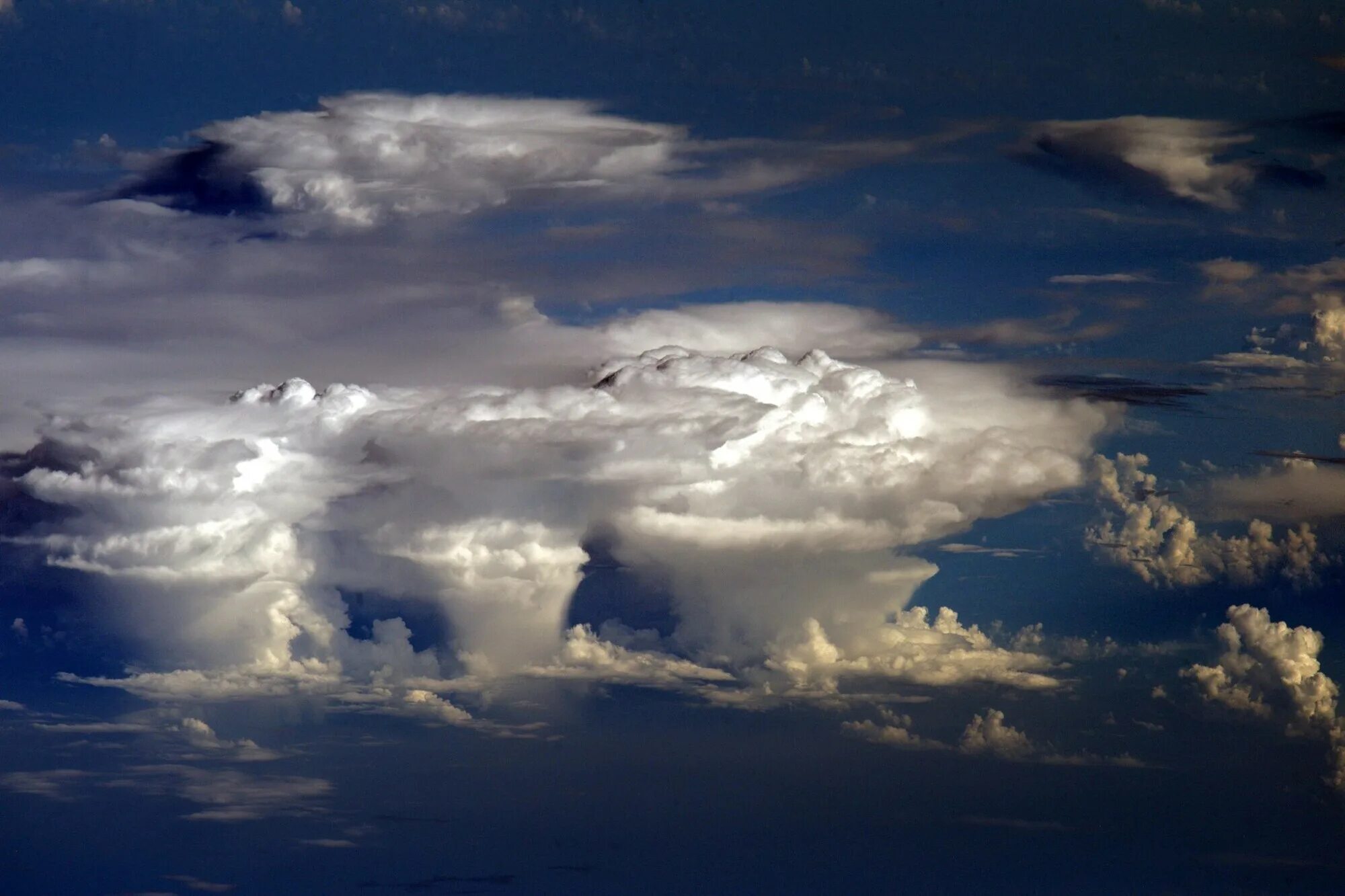 Облака из космоса. Облака растут. Облака над Алтаем. Вид над облаками.