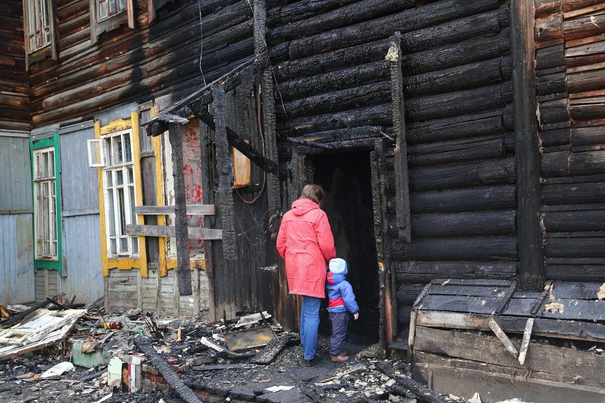 Имущество после пожара. Дом после пожара. Деревянный дом после пожара. Жилье после пожара. Пожар в деревянном доме.