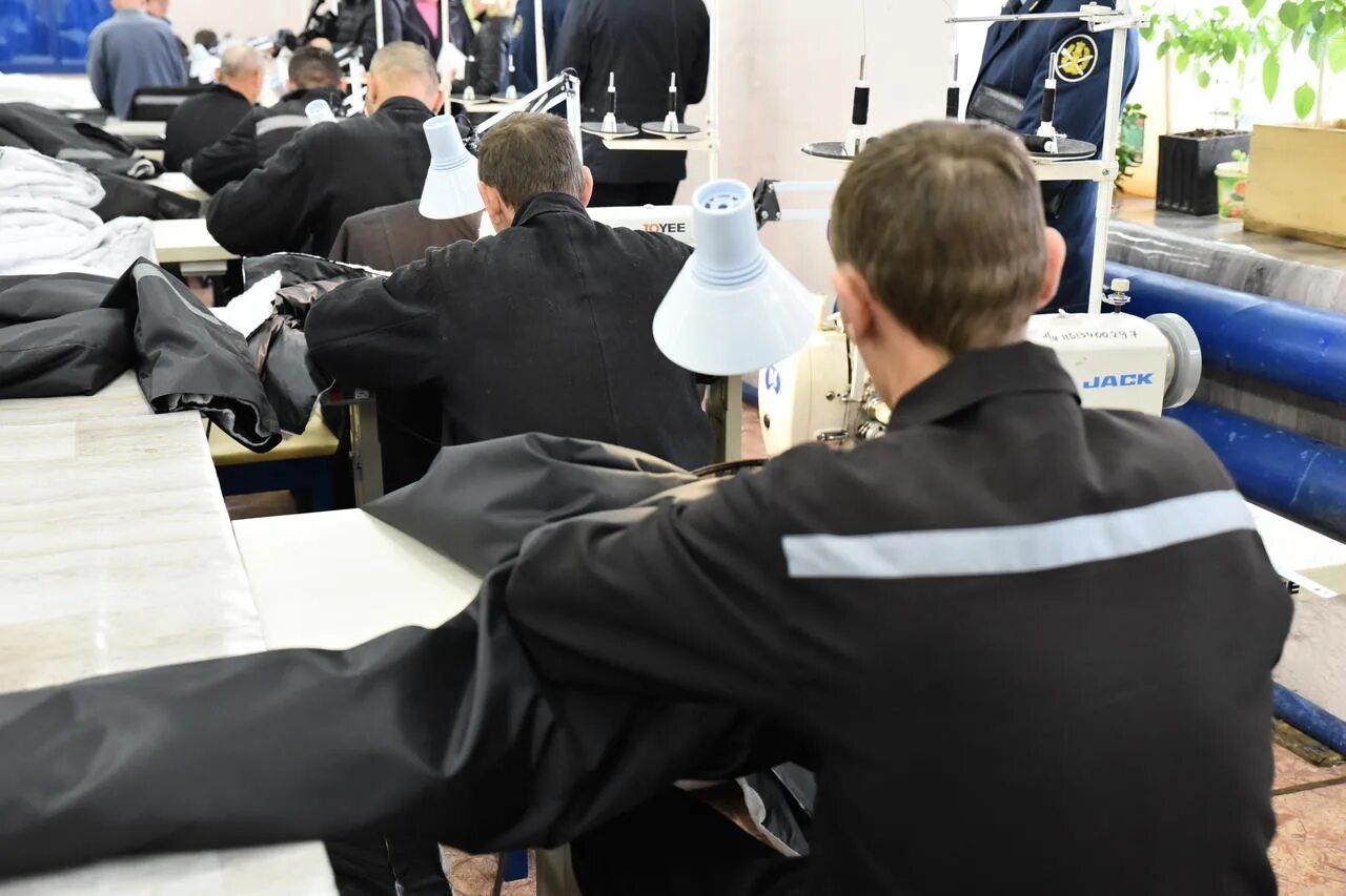 Труд заключенных. Труд в тюрьме. Труд в колонии. Зеки работают. Труд в тюрьме.