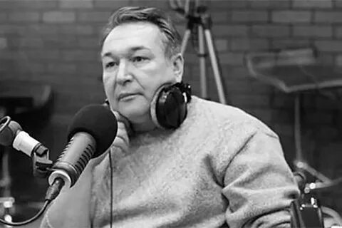 Поет автор