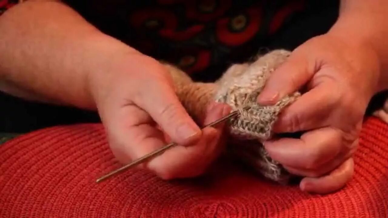 Закрепить вязальную нить. Как закрепить спицами в конце вязания. Как спрятать нитки в вязаном носке. Как закрепить нить после окончания вязания.