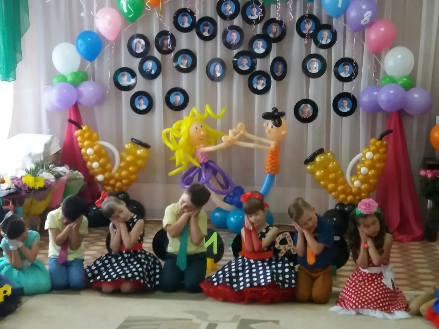 выпускной в саду в стиле стиляги. выпускной в детском саду в стиле. украшение зала стиляги выпускной. украшение сада на выпускной. украшение музыкального зала на выпускной.