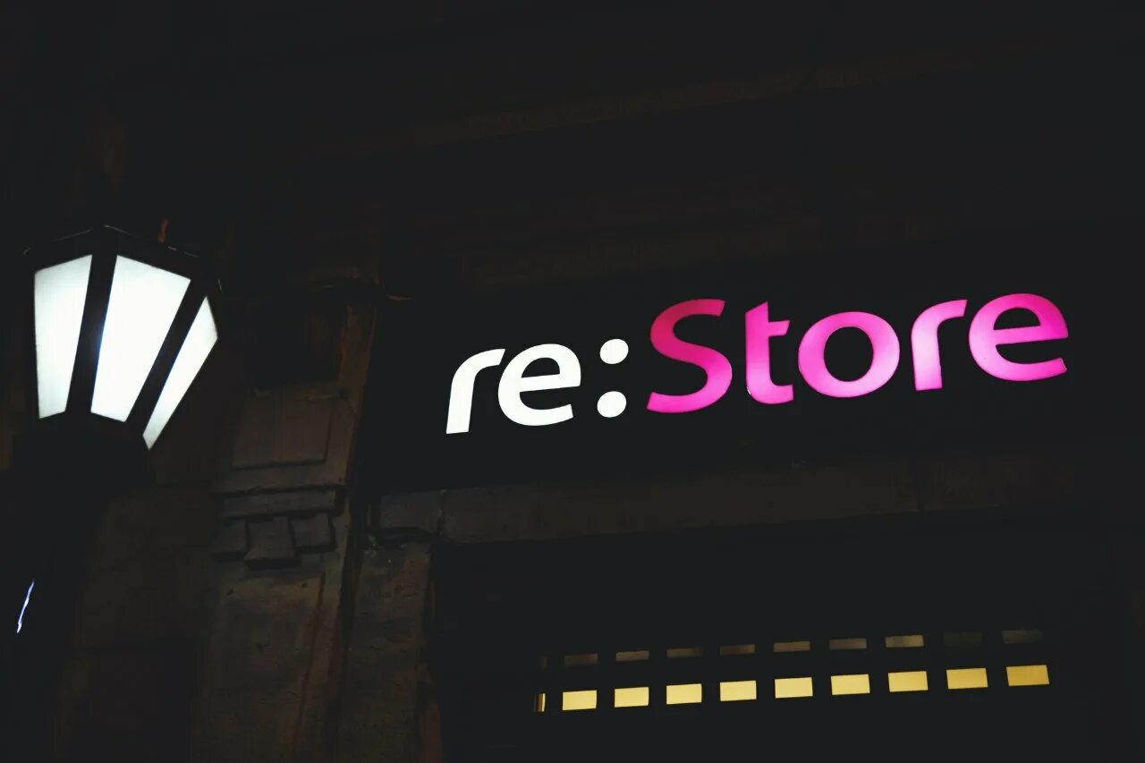 Ре стор. Re Store логотип. Re Store Москва. Вывеска re stor.