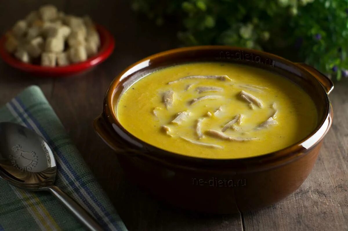 Куриный суп пюре с тыквой. Тыквенный суп-пюре с курицей. тыквенный суп с курицей. тыквенное пюре с курицей. пюре из тыквы с курицей.