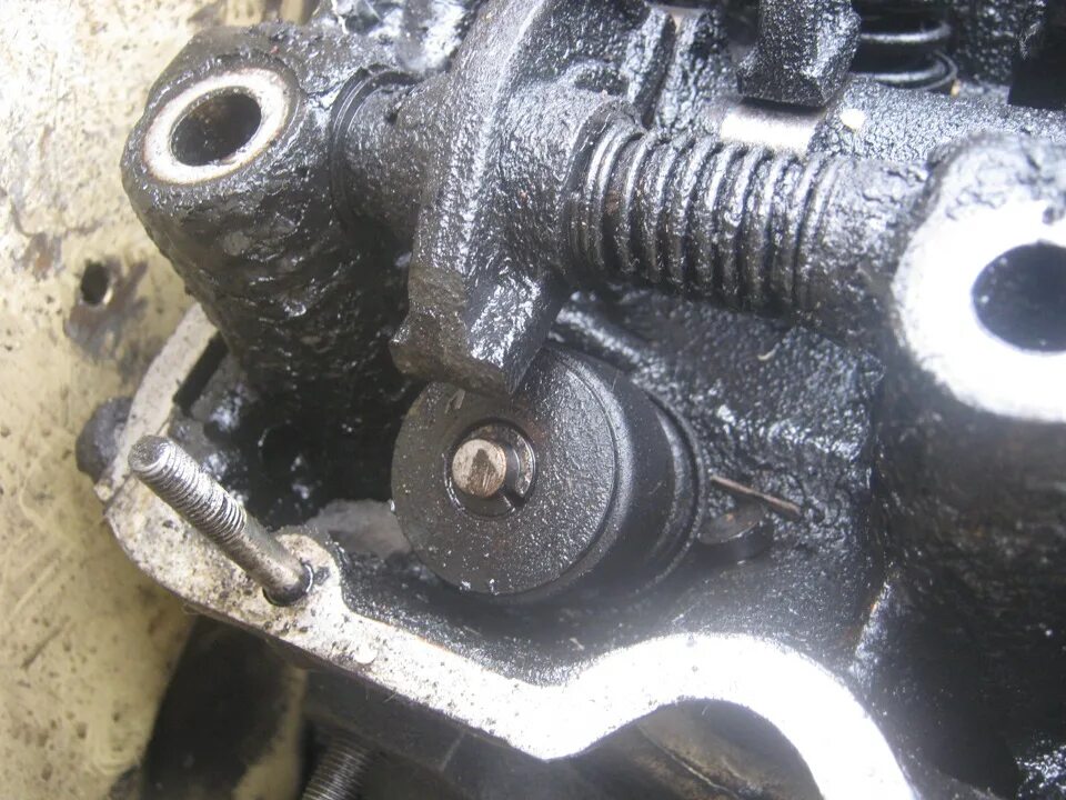 Стойка коромысел сломался. Sr20de рокера. Коромысло выпускного клапана 6ct. Sr20de сломало рокер. Регулировка клапанов уаз 417 двигатель.