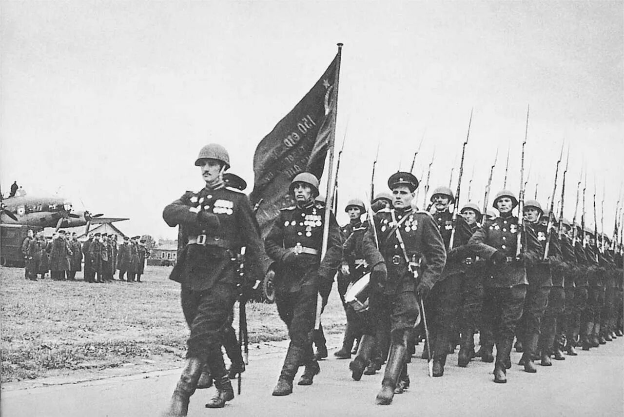 20 год 9 мая. Знамя Победы в Великой Отечественной войне 1941-1945. Знамя Победы на параде Победы 1945 года. Красное Знамя 1945.